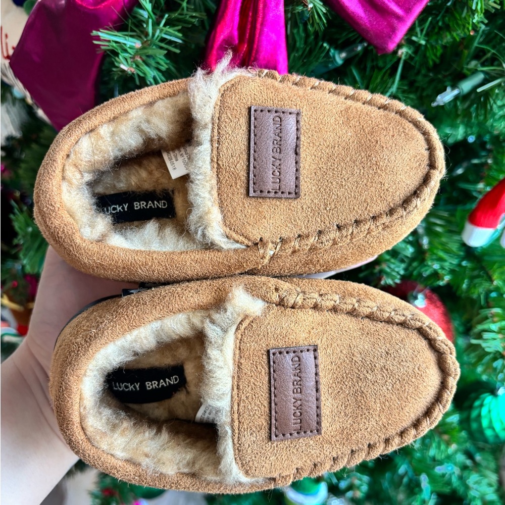 Lucky Brand Boys' Micro Suede Fuzzy Lined Moccasin Slippers 7/8